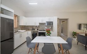 Self Checkin - Modern 2 Bedroom Retreat - 103
